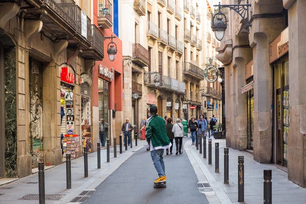 Carlos Ruiz Zaf&oacute;n enjoys the curving journey of Carrer dels Banys Nous, a street that changes to Carrer d&rsquo;Aviny&oacute; on its final stretch to the waterfront.