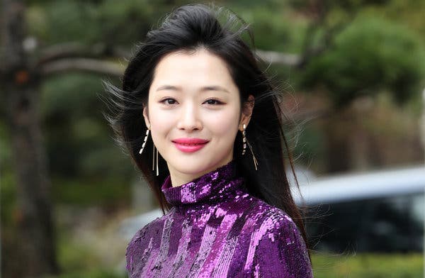 Sulli, a former member of the South Korean girl group f(x), left the band in 2015 to pursue a solo career.