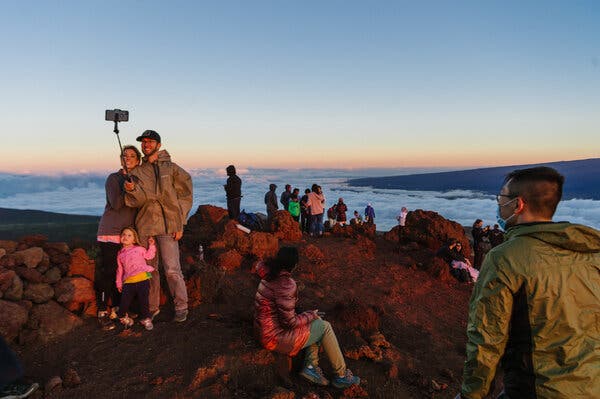 Tourists gathered at sunset near the Mauna Kea Visitor Information Station last week on the island of Hawaii.
