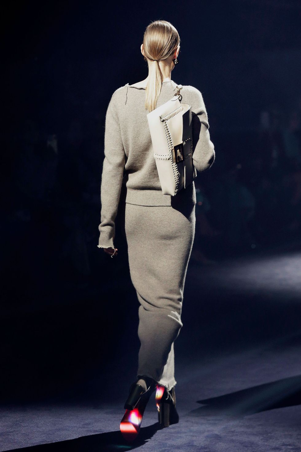 fendi fall 2023 gray knit outfit and white whipstitched bag